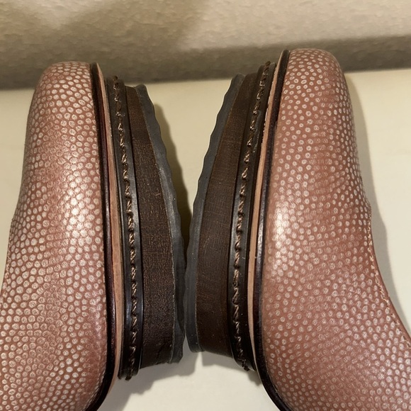 Max Azria platform pumps size 36 1/2. US 5.5 - Picture 7 of 11